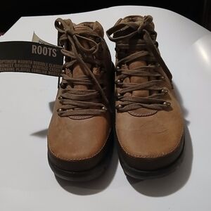 Roots Brown  Mens Hiking Boots with Lace-Up Design. NWT. Size 8